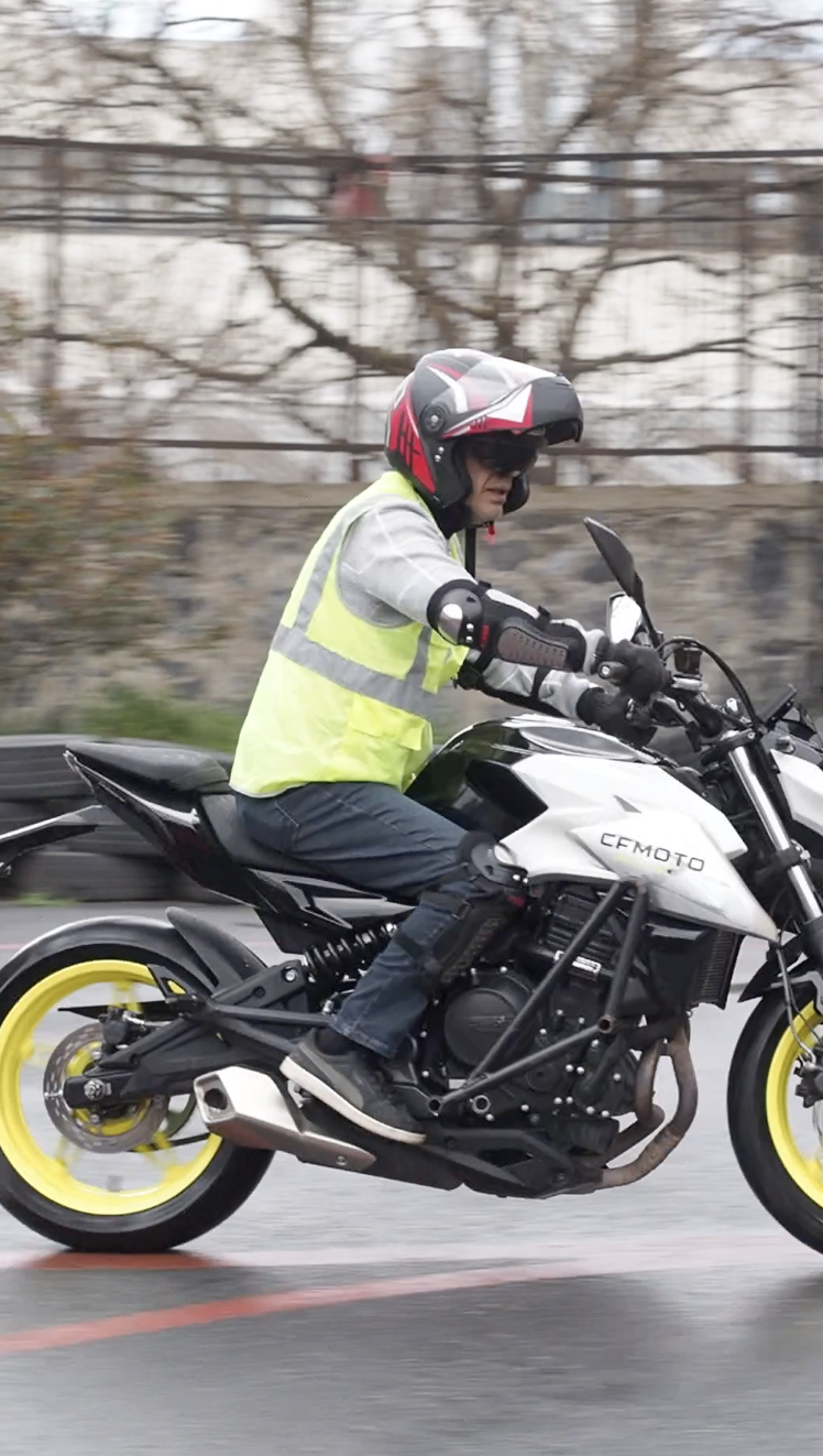 Güvenlik ekipmanlarıyla motosiklet eğitimi yapan sürücü
